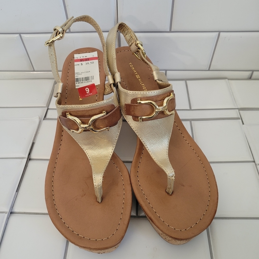 NWT TOMMY HILFIGER Myrtie 2 3.5in Wedge Heel Sandal with Gold Horsebit Gold Faux